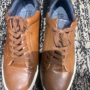 Izod Men's Tan and Black Sneakers